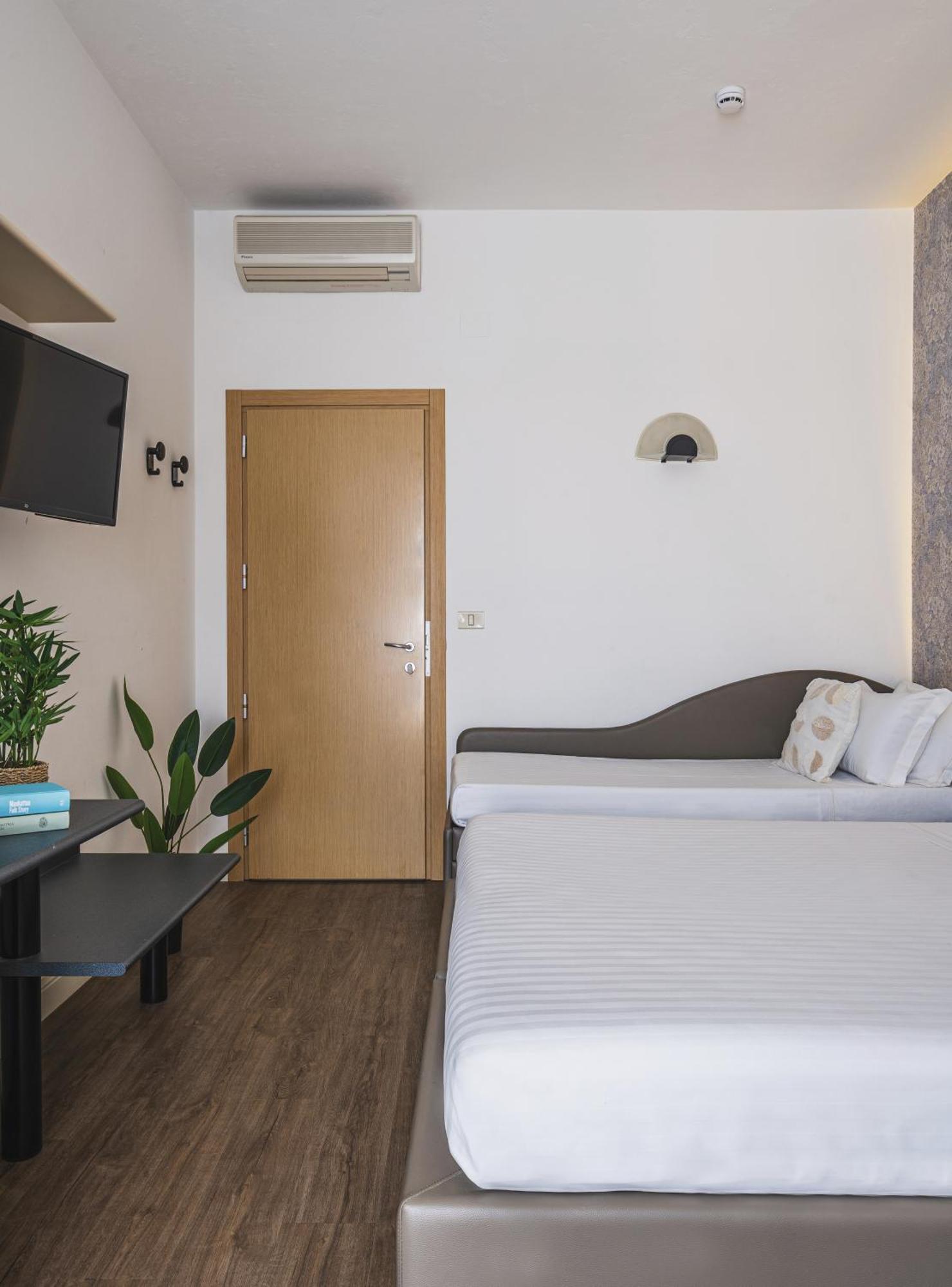 Hotel Acropolis Cattolica Exterior photo